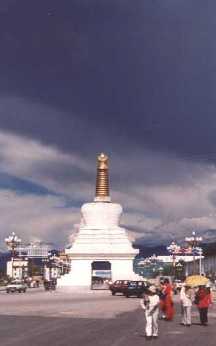 lhasa_entry_chorten.jpg